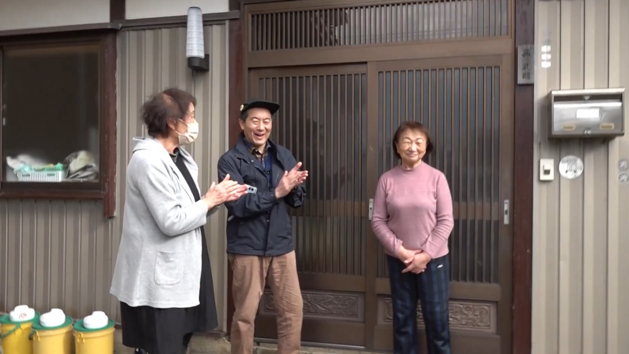 玄関前で響く西さんの歌声と想い
